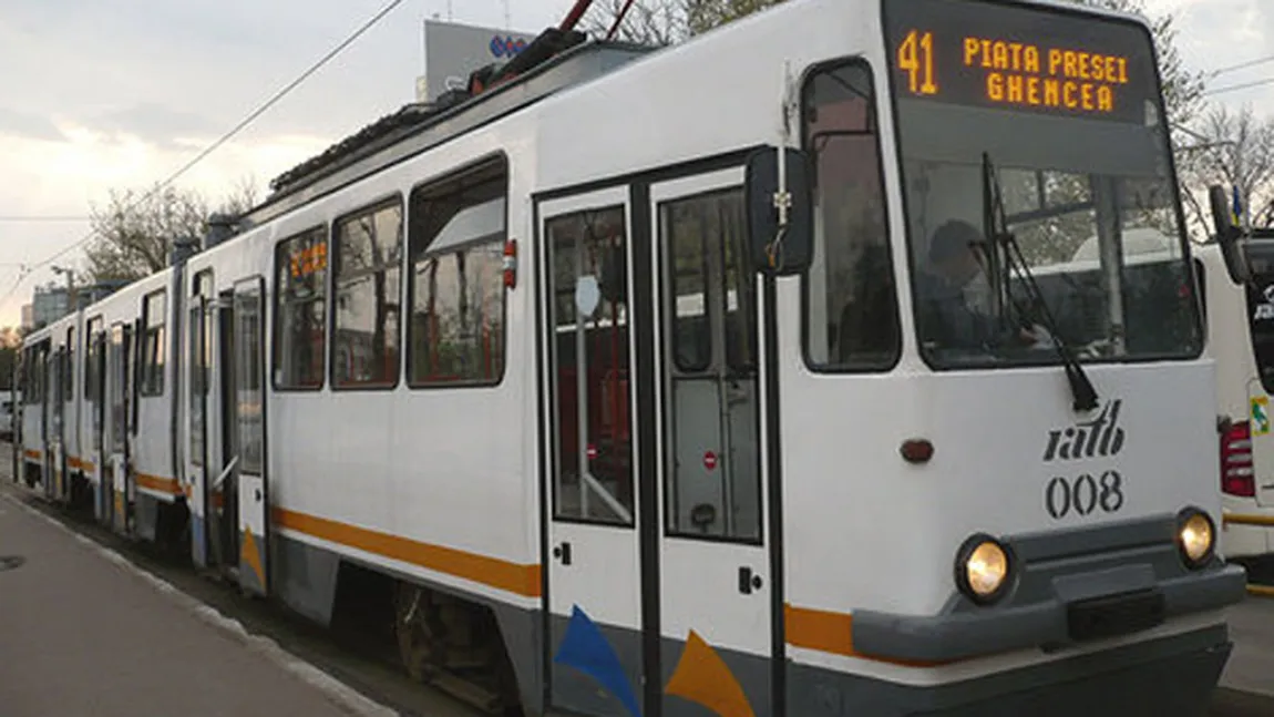BĂTAIE între călători înaintea Paradei de 1 Decembrie, pe linia tramvaiului 41