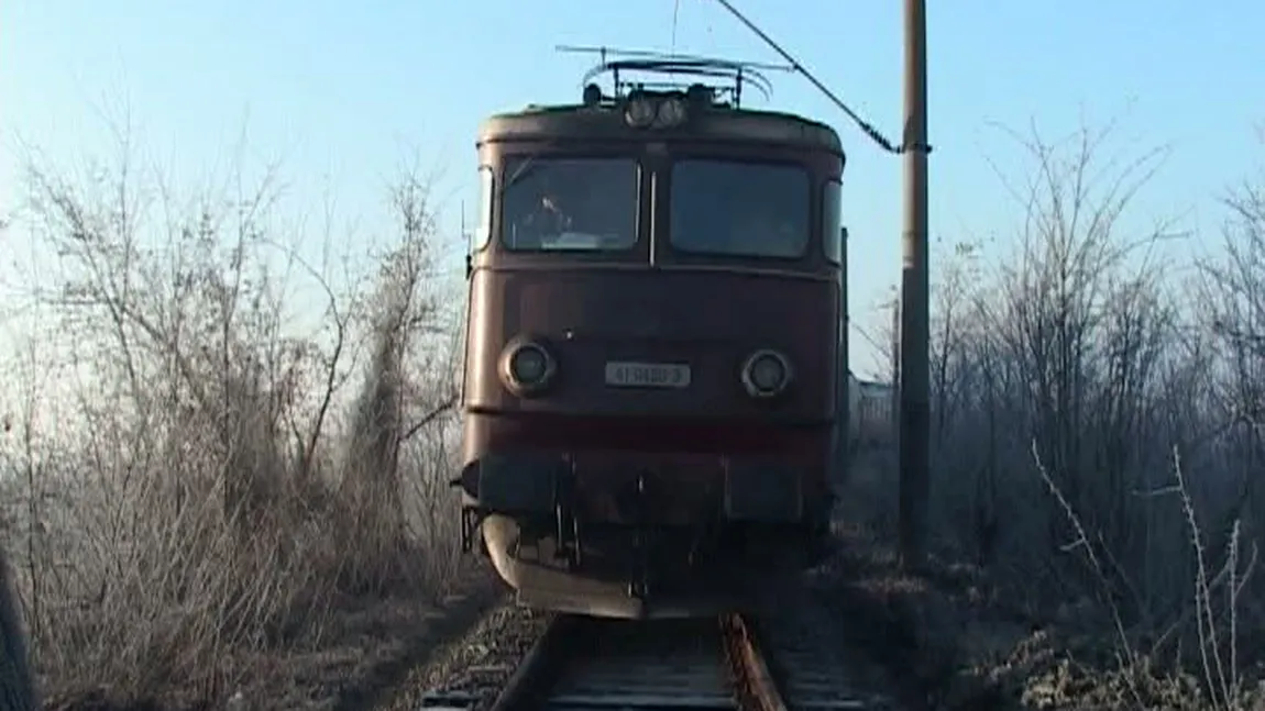 Un TREN a rămas BLOCAT patru ore, pe un câmp din Gorj