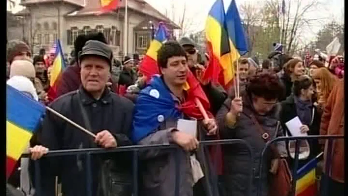 Cinci contestatari ai preşedintelui Băsescu l-au huiduit la parada de la 1 Decembrie