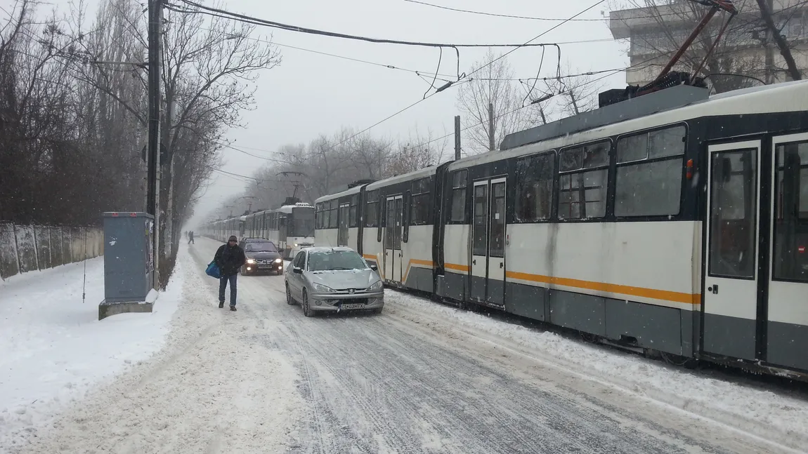 Linia tramvaiului 41, cea mai importantă din Capitală, BLOCATĂ. O VĂTMĂNIŢĂ se luptă cu zăpada GALERIE FOTO