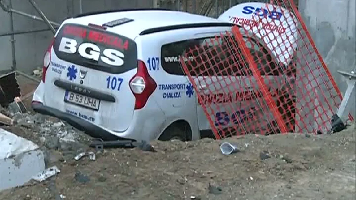 Accident spectaculos în Capitală. O ambulanţă a căzut într-o groapă de trei metri VIDEO