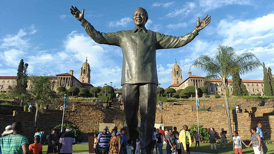 Cea mai mare STATUIE a lui NELSON MANDELA ascunde un secret NĂSTRUŞNIC: Sculptorul şi-a bătut joc FOTO