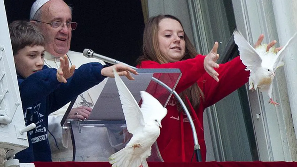 Război şi pace: Porumbeii albi eliberaţi de Papa Francisc la Vatican, atacaţi de păsări de pradă FOTO