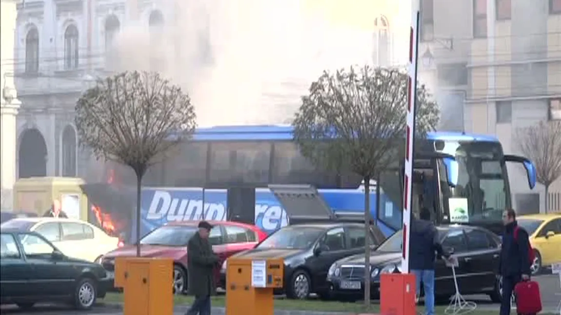 Un autocar a izbucnit în flăcări în centrul Timişoarei VIDEO