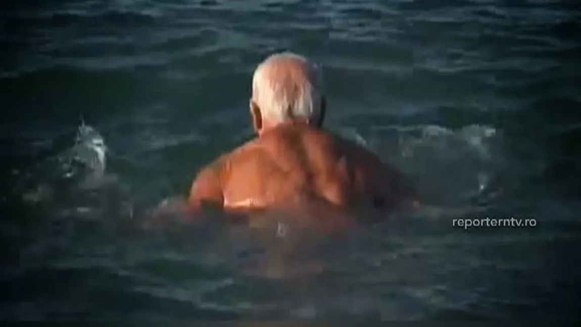 Curaj nebun. Un bătrân a făcut baie în mare, în ianuarie VIDEO