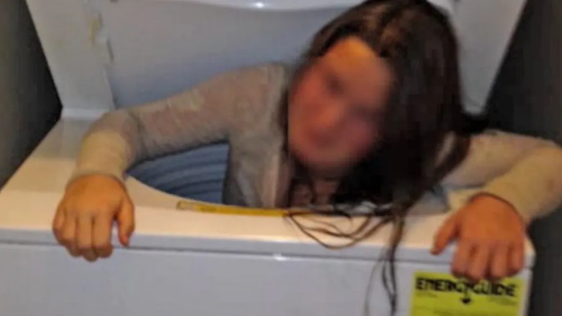 UPS! S-a jucat de-a v-aţi ascunselea şi a rămas blocată în maşina de spălat FOTO