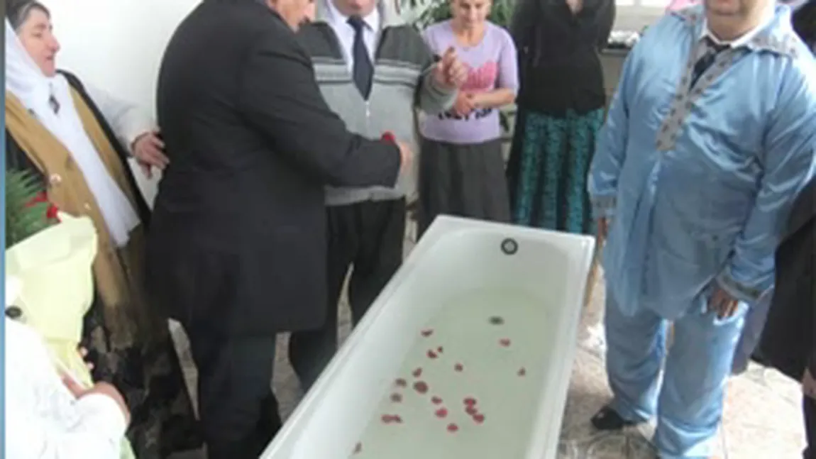 Dorin Cioabă a botezat o femeie de etnie romă într-o cadă de baie