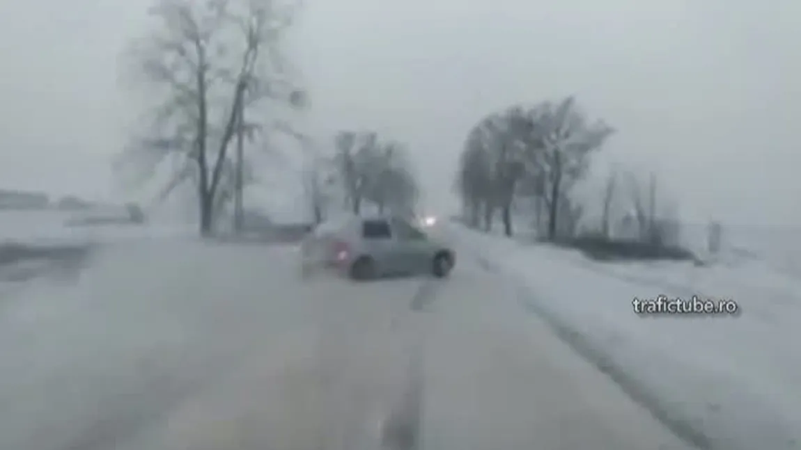 Au fost la un pas de un ACCIDENT GRAV. O maşină plină cu pasageri a derapat pe un drum cu gheaţă VIDEO