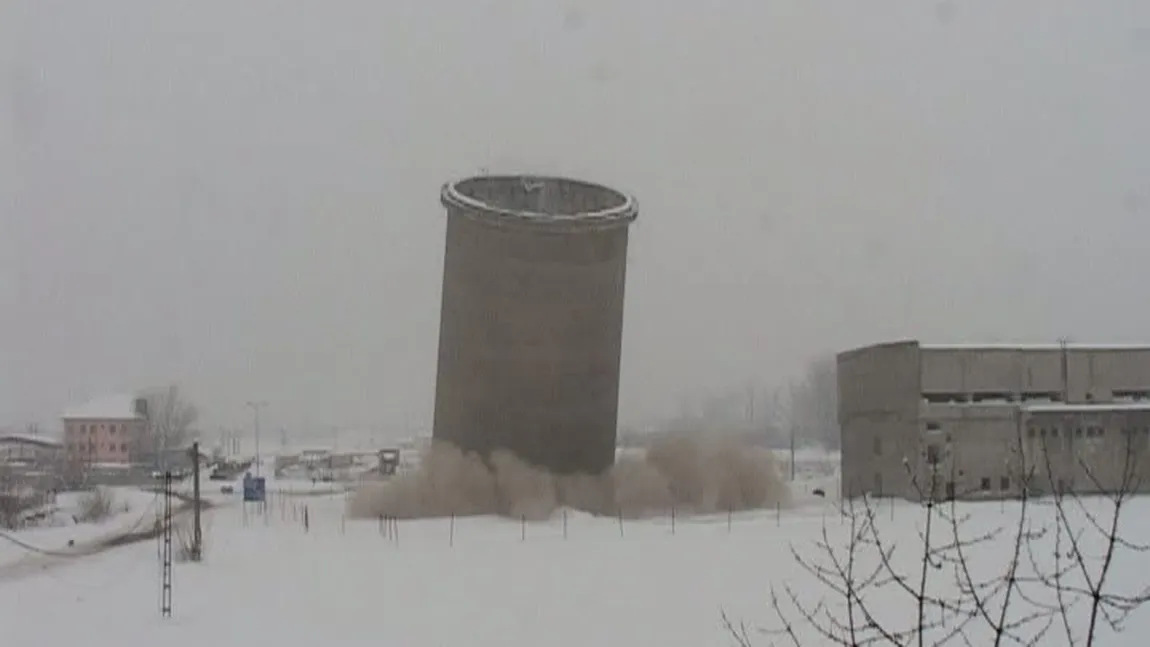 Detonare spectaculoasă. Turn înalt de 80 de metri, pus la pământ în doar câteva secunde