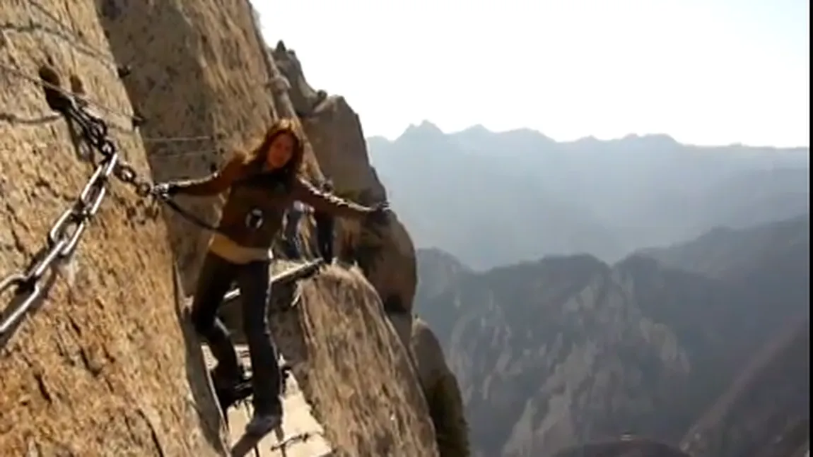 Mii de turişti se caţără pe scânduri, la 2.000 de metri înălţime, ca să vadă ce se află în vârful unui munte