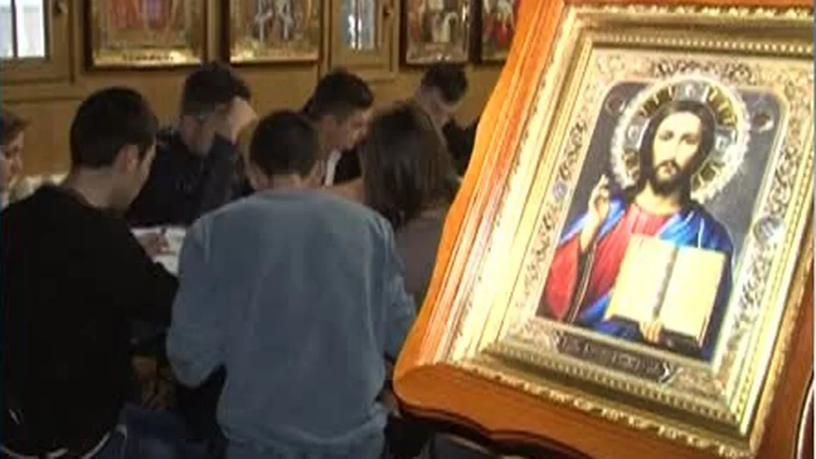 Meditaţii printre icoane şi lumânări. Zeci de elevi se pregătesc de bacalaureat în biserică
