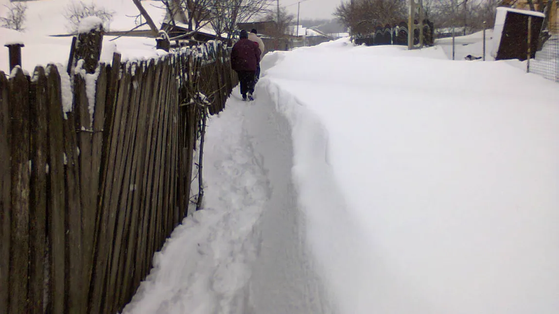 ŞTIREA TA: În Buzău, zăpada e cât gardul. Credeţi că autorităţile au fost surprinse şi de această dată?