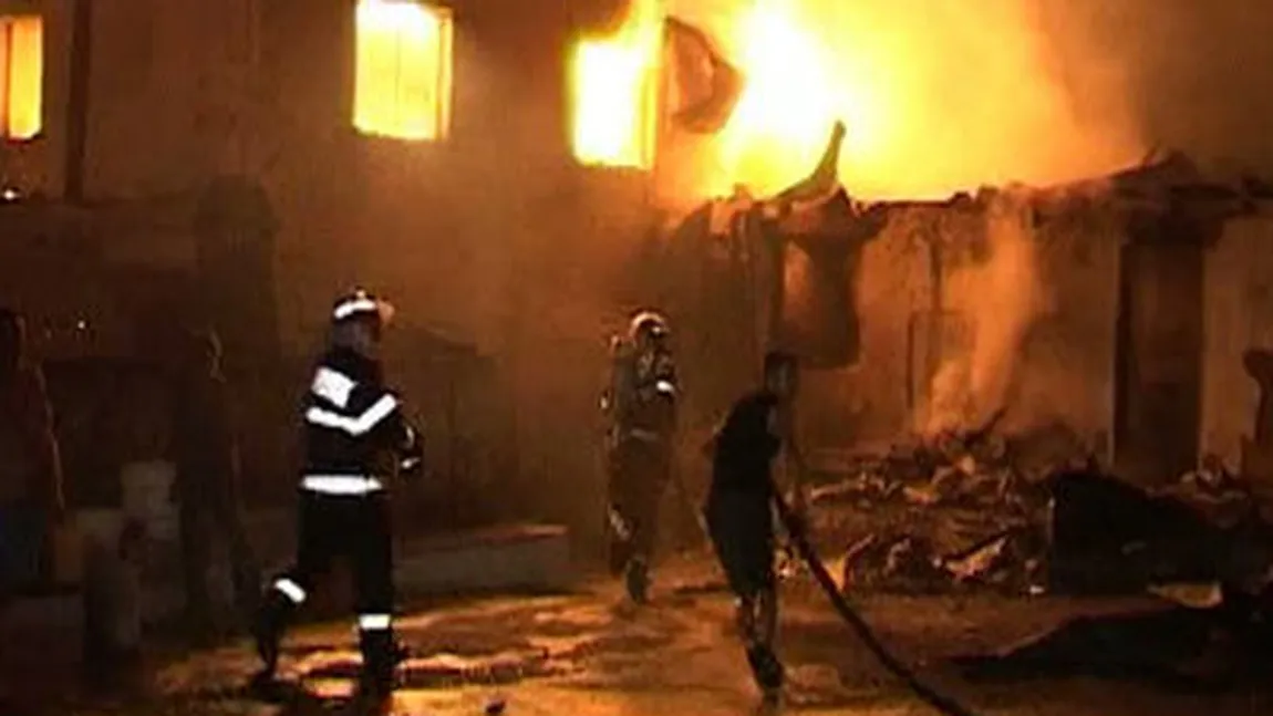 Incendiu puternic în Suceava, proprietara a făcut atac de panică