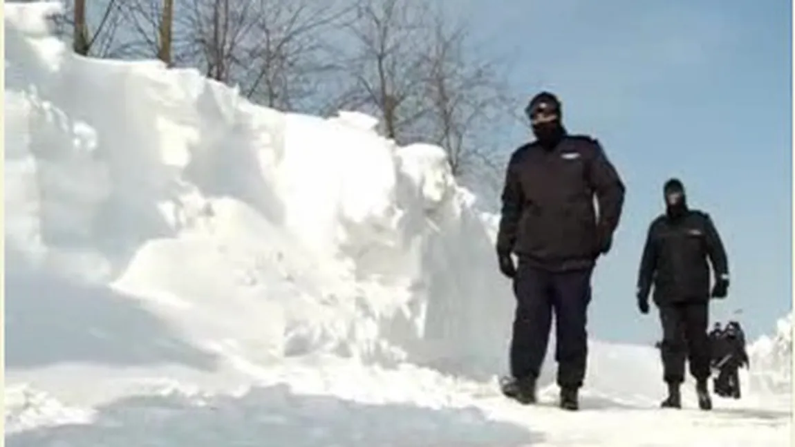 Mari probleme din cauza ninsorilor. Un rănit a fost dus pe targă pe jos un kilometru până la ambulanţă