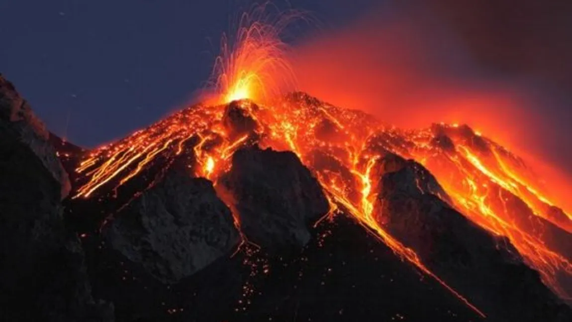 Erupţia vulcanului Kilauea din Hawaii: Imagini SPECTACULOASE surprinse dintr-un avion VIDEO