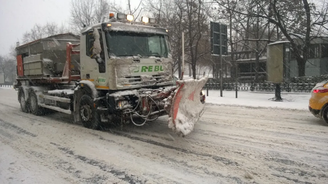 FOTOGRAFIA ZILEI: La plimbare cu utilajul prin Bucureştiul înzăpezit. Cine e de vină?