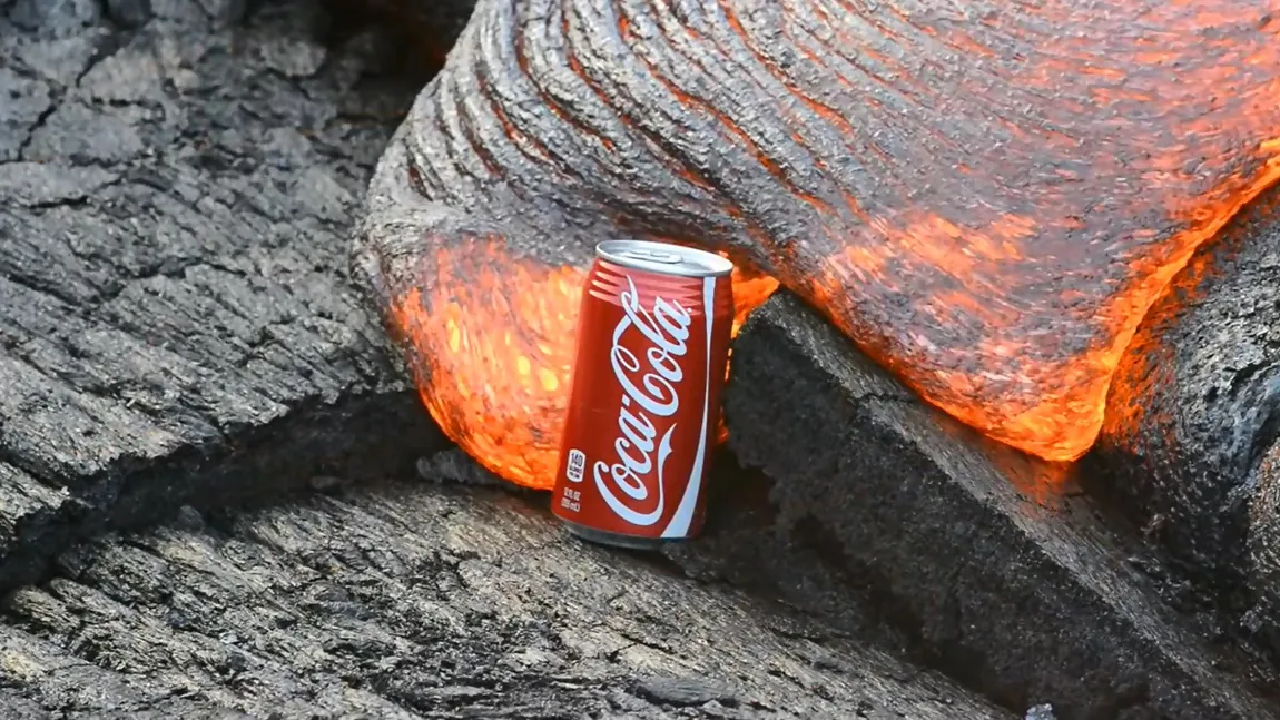 EXPERIMENT FIERBINTE al unui fotograf.  Ce se întâmplă cu o cutie de COLA când este atinsă de LAVĂ VIDEO