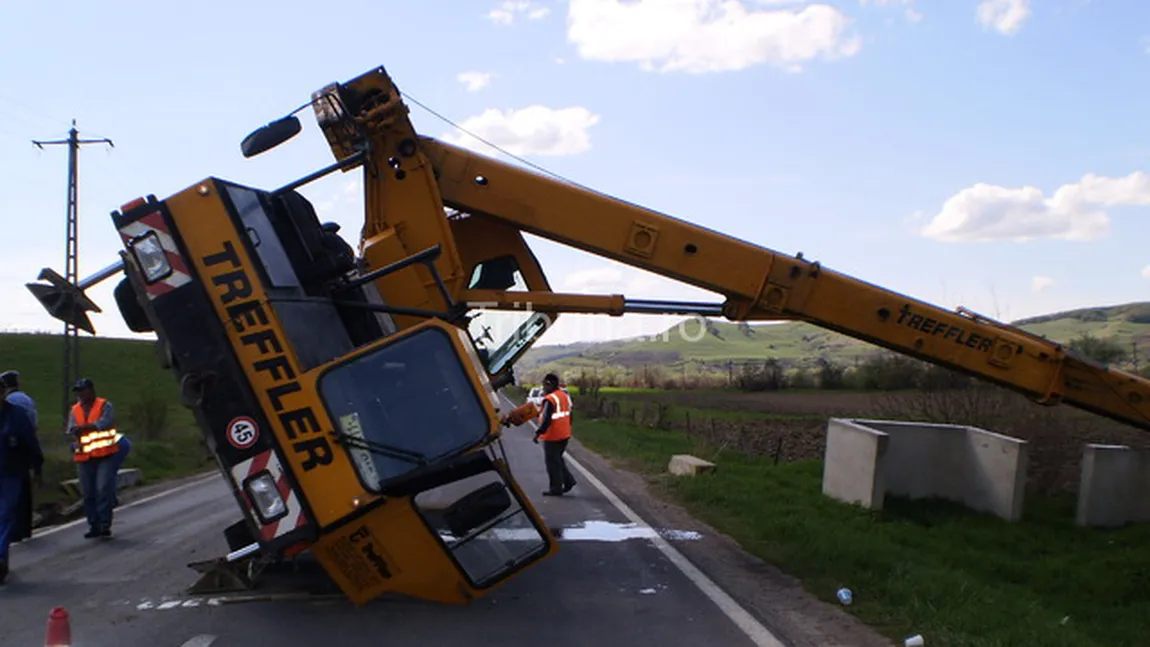 Pericol de EXPLOZIE pe A1, după ce o macara a luat foc