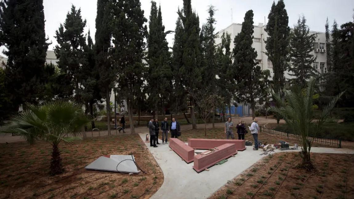 O stelă în memoria victimelor HOMOSEXUALE ale NAZISMULUI inaugurată la Tel Aviv