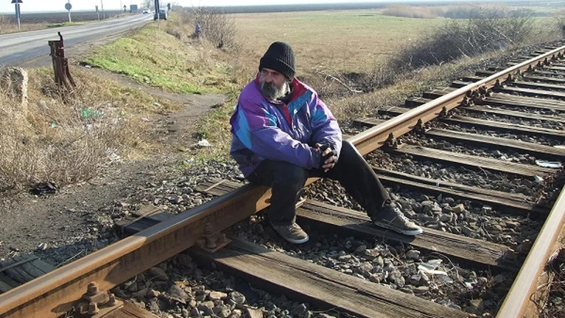 VIAŢA BATE FILMUL: Un timişean stă de ŞASE ANI în acelaşi loc: Pe calea ferată