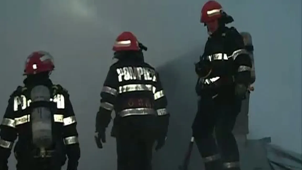 Incendiu puternic în Neamţ. O bătrână a fost rănită