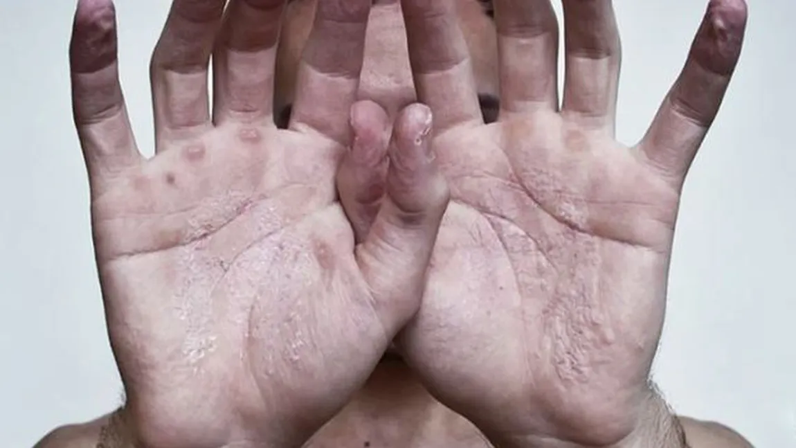 Îşi străpunge palmele cu ac şi aţă şi realizează opere de artă. Lucrări incredibile realizate în piele VIDEO