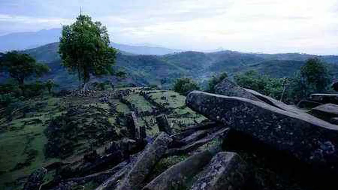 Misterioasa piramidă din Indonezia ale cărei pietre rezonează ca un clopot de mari dimensiuni