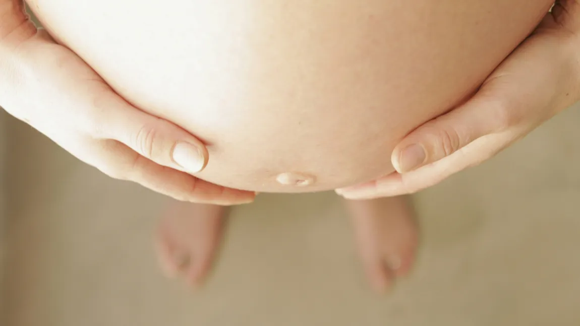 O gravidă a avut parte de surpriza vieţii ei. S-a trezit cu bebeluşul în cracul pantalonilor