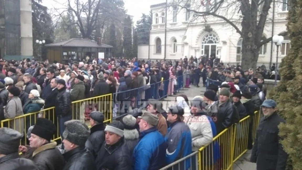 Bobotează 2014: Garduri de protecţie şi forţe de ordine în curtea Mitropoliei Moldovei şi Bucovinei
