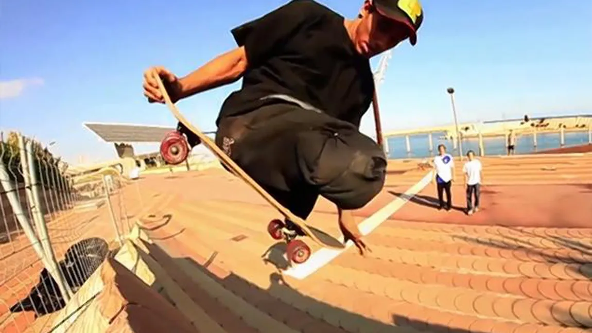 IMPRESIONANT. Un tânăr fără picioare se descurcă magistral cu placa de skateboard VIDEO
