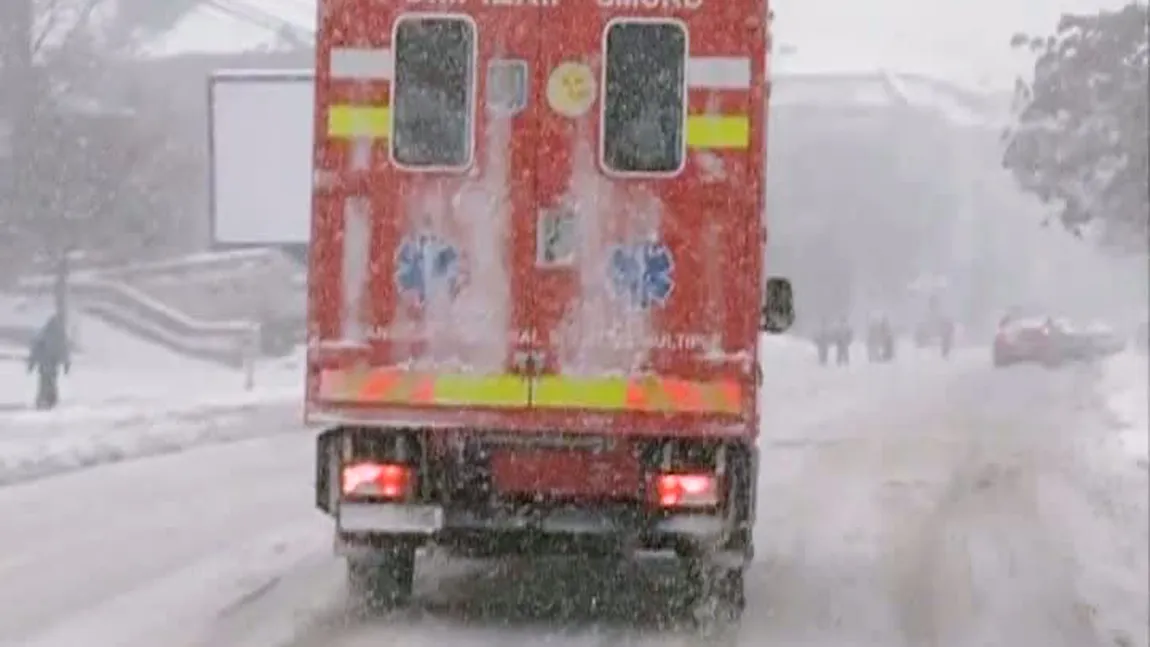 O ambulanţă care transporta o echipă de medici pentru transplant s-a defectat în mijlocul nămeţilor