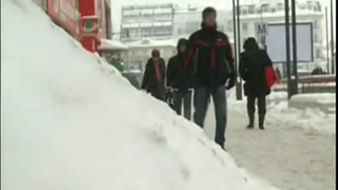 Capitala sub NĂMEŢI. Val de viroze şi fracturi, şcoli închise şi şoferi izolaţi pe străduţe secundare