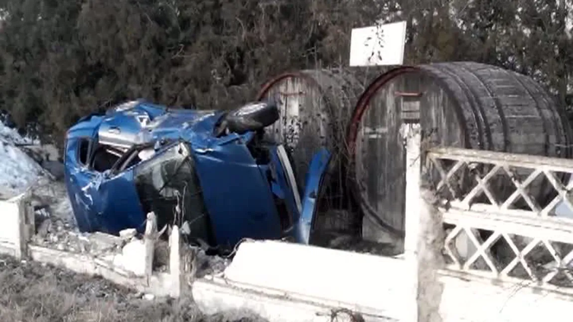 Accident SPECTACULOS în Buzău. O şoferiţă a intrat cu maşina într-un gard VIDEO