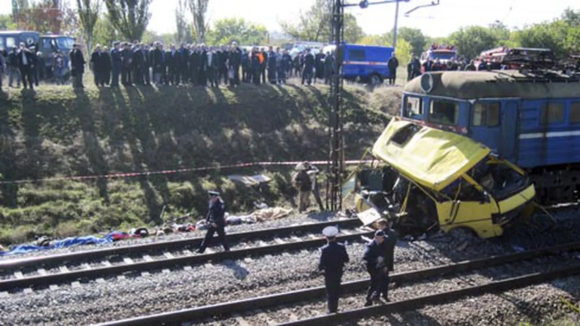 Un tren din Ucraina a SPULBERAT un autobuz plin cu oameni. TREISPREZECE persoane au MURIT VIDEO