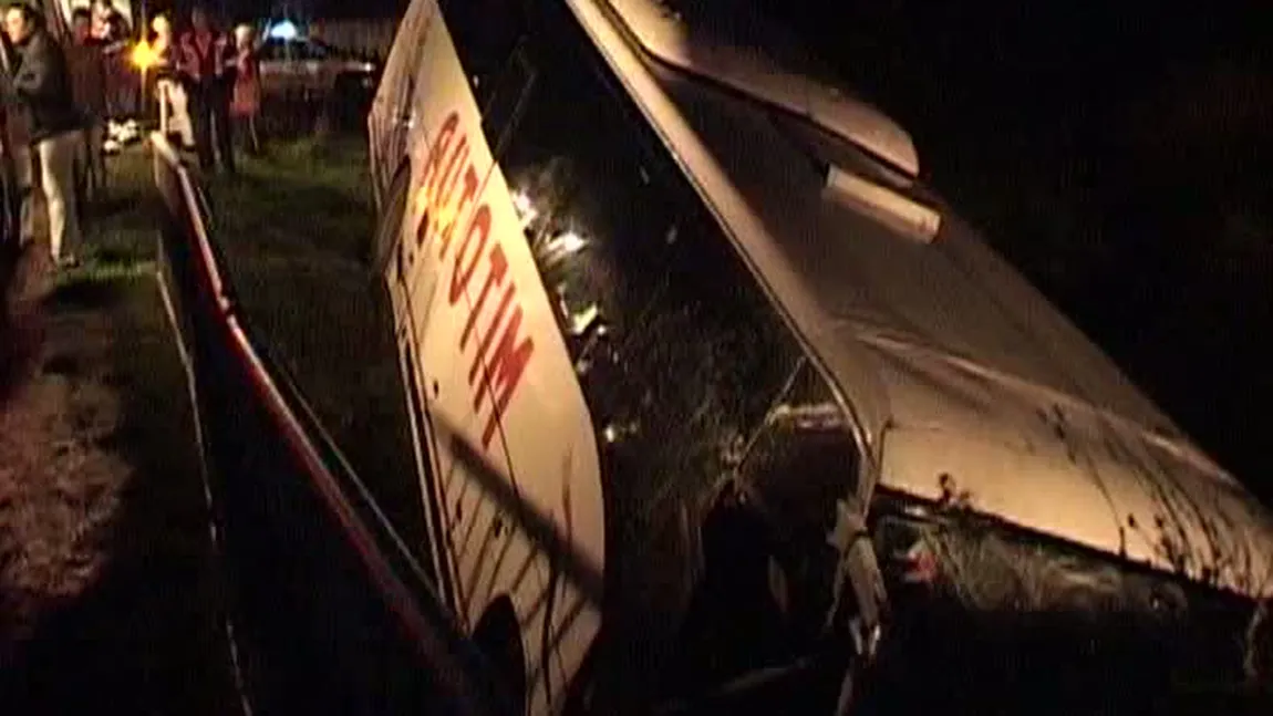 O şoferiţă a adormit la volan şi a intrat într-un autocar plin cu călători VIDEO