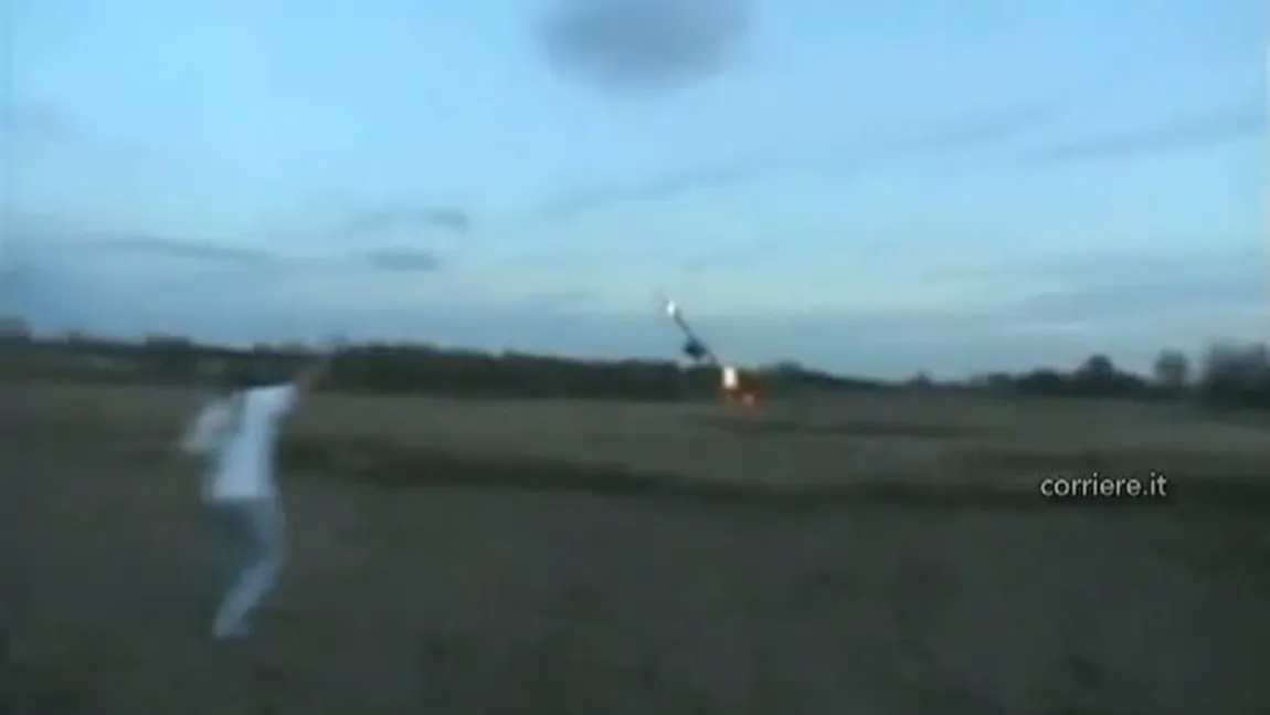 Este REALITATE, nu ILUZIE optică: Un tânăr a vrut să atingă cu mâna aripa unui avion aflat în zbor VIDEO