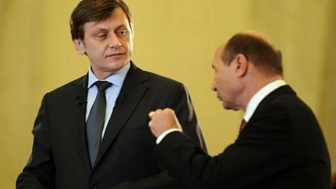 Crin Antonescu îi cântă în strună lui Traian Băsescu. Vezi ce le dă de gol prietenia