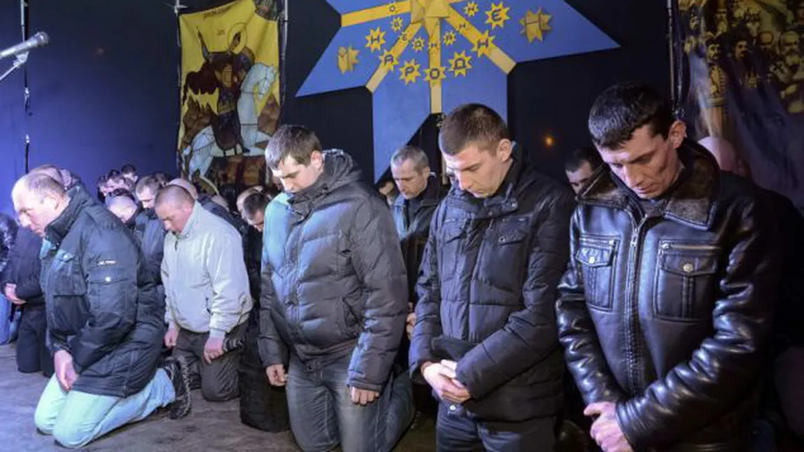 Ucraina: Trupele Berkut, obligate să-şi ceară scuze în genunchi la Lvov