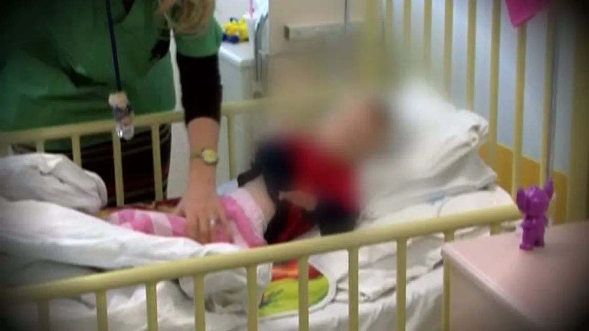 ŞOCANT: O fetiţă a fost înfometată de părinţi. La 5 ani arată ca un bebeluş de 3 luni VIDEO