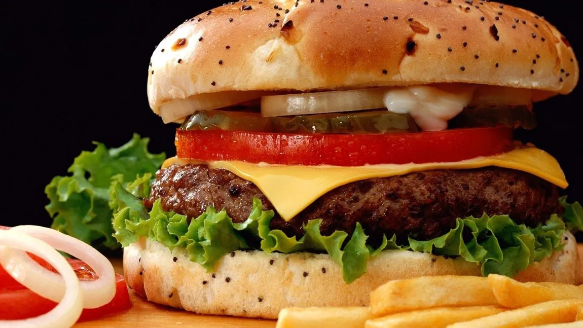 Efectele consumului de fast-food asupra obezităţii: Cum ne afectează fiecare meniu consumat