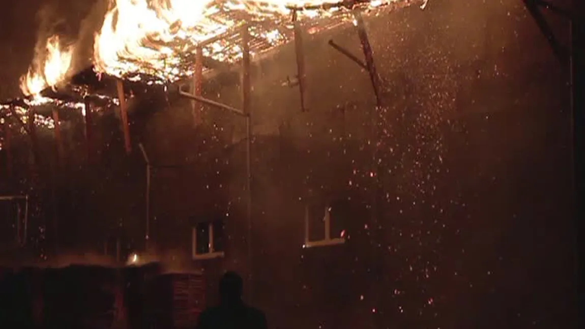 INCENDIU PUTERNIC în Maramureş. O fabrică de cherestea a ars ca o torţă VIDEO