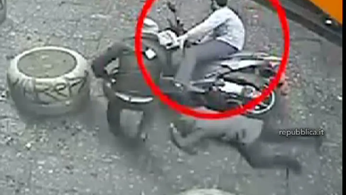 Imagini dramatice: O femeie este atacată în plină zi, în Napoli VIDEO