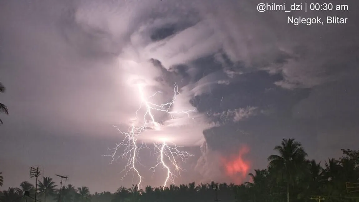 Vulcanul Kelut a ERUPT: Indonezia, ACOPERITĂ de o ploaie de cenuşă, nisip şi pietre