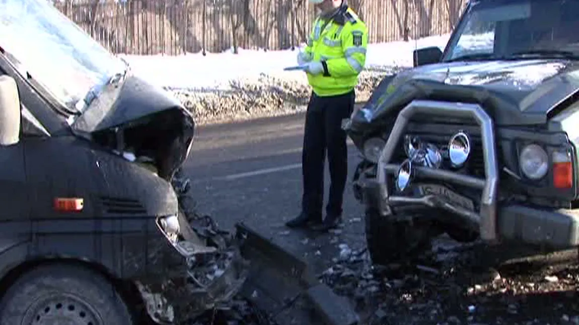 Locul BLESTEMAT: Două accidente AUTO în acelaşi loc, la diferenţă de câteva minute VIDEO