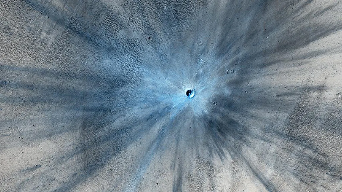 Impact pe Marte: NASA a surprins un crater proaspăt pe Planeta Roşie FOTO