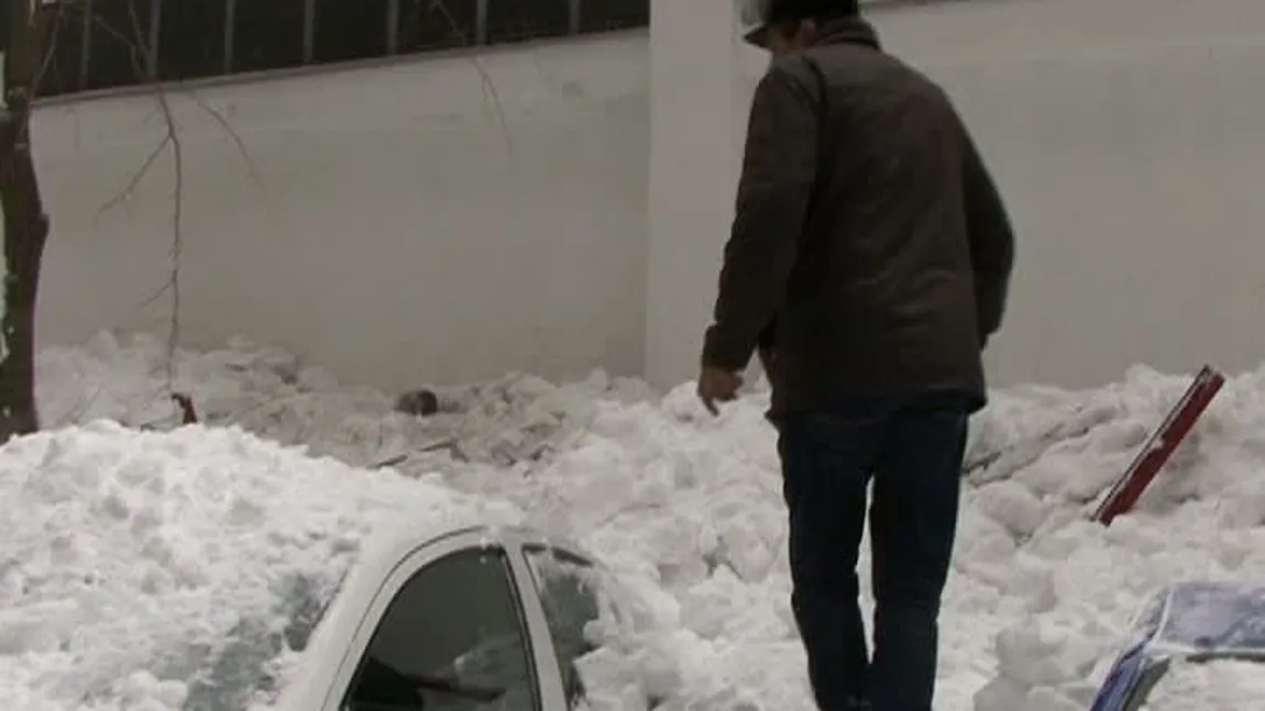 Galaţi: Şase maşini, distruse în parcare de... nămeţi VIDEO