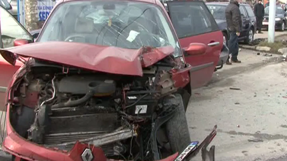 Trei accidente într-o oră, în Mehedinţi. Patru răniţi, cinci maşini şi o motocicletă avariate