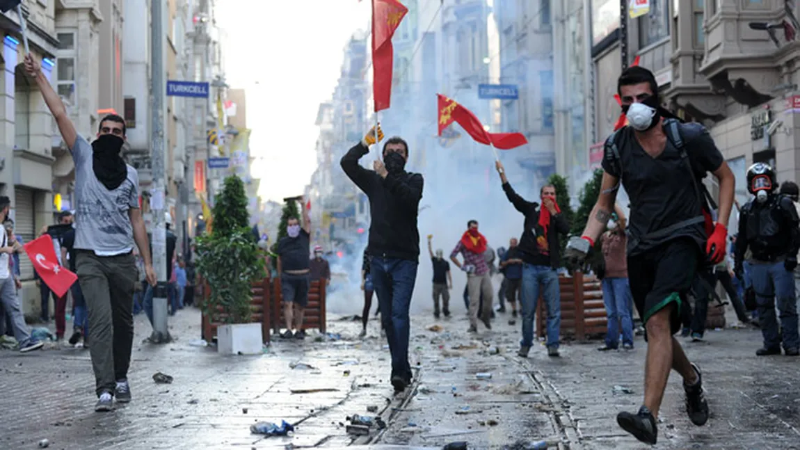 Poliţia turcă dispersează cu gaze lacrimogene o manifestaţie antiguvernamentală la Istanbul