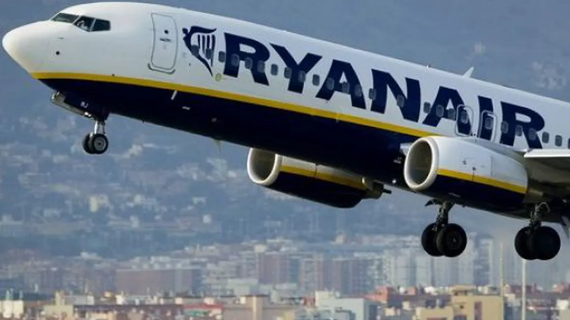 Ryanair angajează oameni fără experienţă. Compania aeriană oferă prime la angajare de 1.200 euro