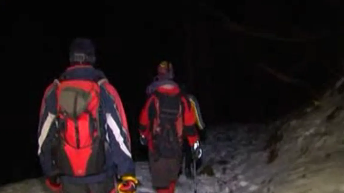 Doi turişti au fost salvaţi din munţi după patru ore de căutări